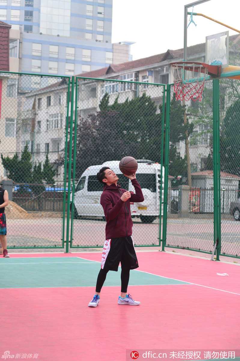 青岛夏夜,霍建华在球场上的那些基本功 霍建华在人群中高高跃起,身体在空中完全舒展,单手托举篮球轻柔地送向篮筐,整个人仿佛摆脱了地心引力的束缚。