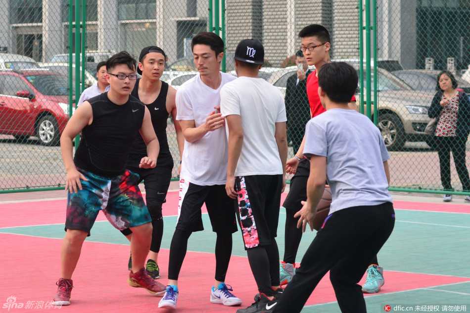 青岛夏夜,霍建华在球场上的那些基本功 霍建华眼神凌厉,张开双臂降低重心,正面死死卡住进攻球员的突破路线,每一个脚步滑动都充满了压迫感与专注力。