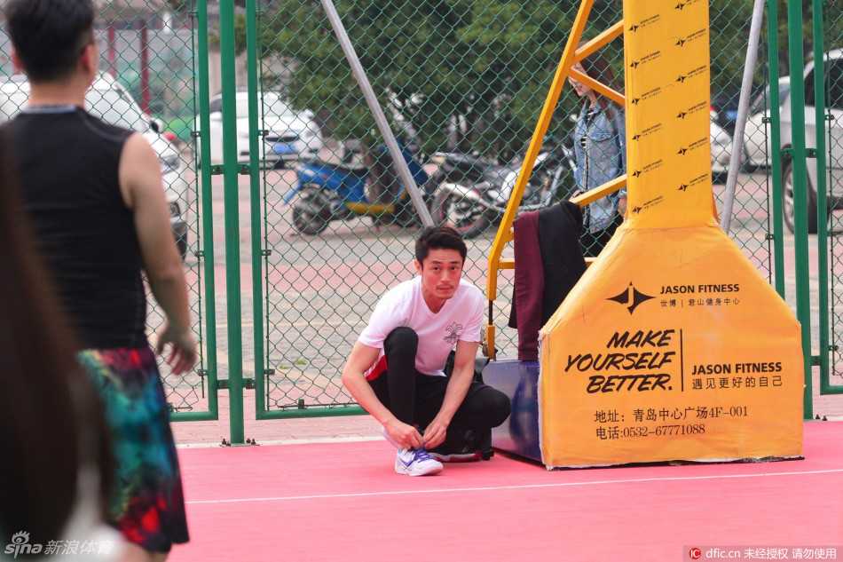 青岛夏夜,霍建华在球场上的那些基本功 霍建华双手将球举过头顶,面对篮筐准备出手,身体完全伸展,整个姿态犹如一张拉满的弓,充满了优雅的力量感。