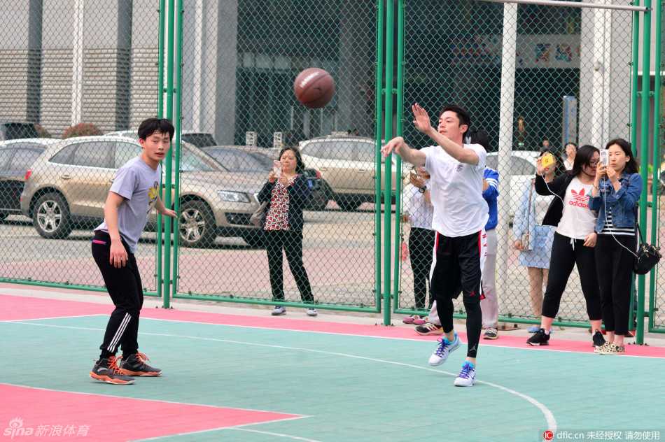 青岛夏夜,霍建华在球场上的那些基本功 霍建华落地后,不顾场上的激战正酣,旁若无人地弯下腰仔细系紧松开的鞋带,这个瞬间充满了生活化的真实感。