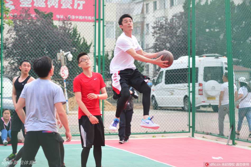 青岛夏夜,霍建华在球场上的那些基本功 霍建华俯身降低重心,篮球在他掌心与地板之间流畅往返,仿佛被一根无形的线牵引,眼神专注地观察着防守者的脚步移动。