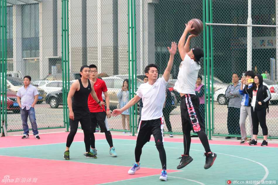 青岛夏夜,霍建华在球场上的那些基本功 人群散去的球场边,霍建华独自一人穿着外套,在暮色中静静地将球举过头顶练习投篮,背影里藏着对这项运动深深的眷恋。