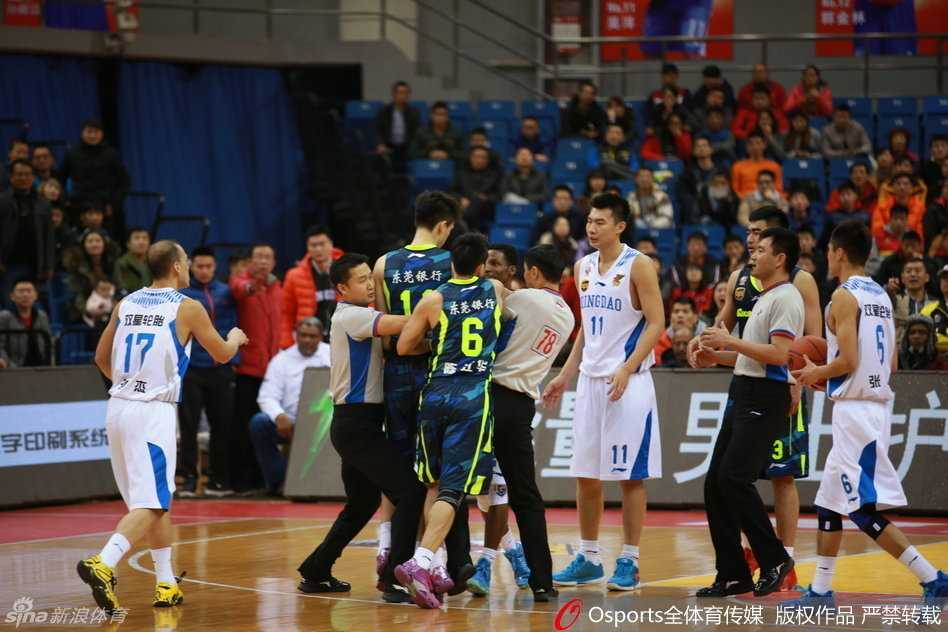 在众人将冲突主角拉开后，陈江华依旧难掩心中愤懑，他回头望向裁判，眼神中充满了质问与不解，而队友则在身旁努力安抚他的情绪。