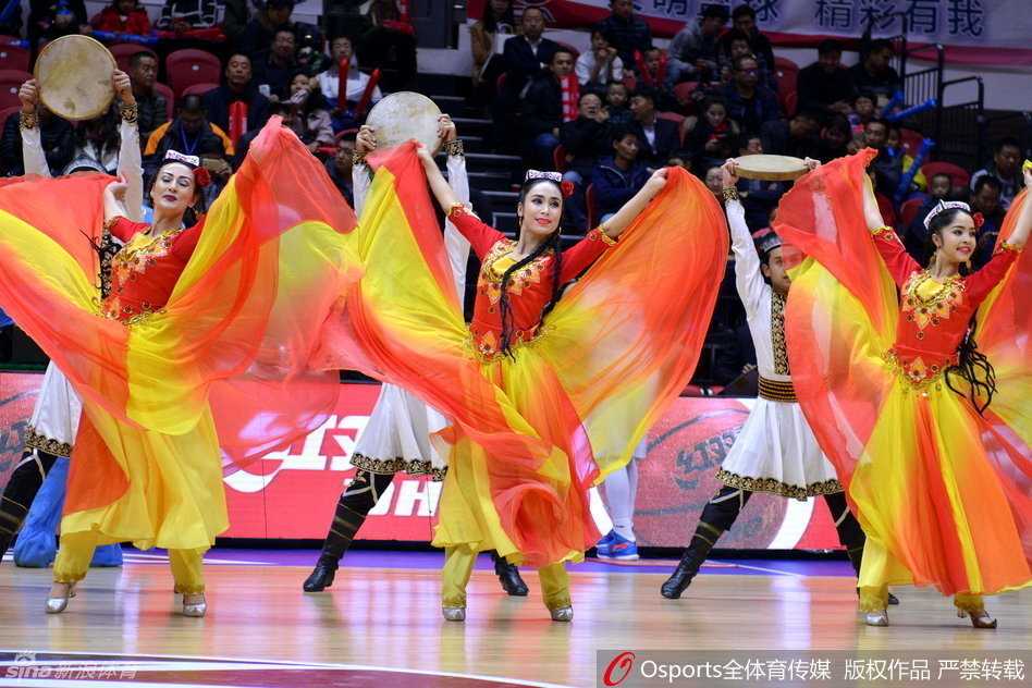 中场休息时，啦啦队员们手持彩色花球摆出充满朝气的队形，她们脸上洋溢着灿烂的笑容，将体育馆变成欢乐的海洋。