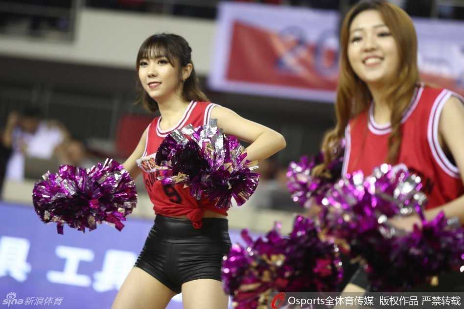 赛后互动环节，几位可爱的啦啦队员与现场小球迷击掌互动，她们褪去舞台上的狂野，展现出邻家姐姐般的亲和与温暖。