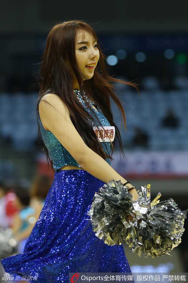两名啦啦队员在场上欢快地跃起，长发随风飘扬，充满节奏感的舞步和飞扬的神采，将现场观众的视线牢牢锁定。