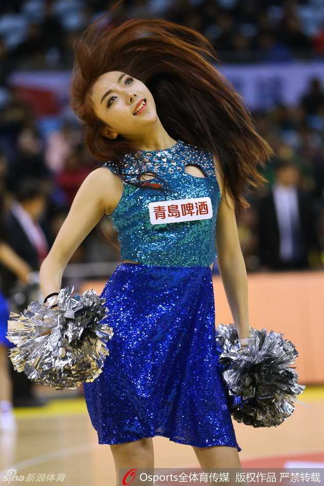 镜头拉近，一位扎着高马尾的啦啦队员正全情投入，明亮的眼眸和上扬的嘴角传递出无限的感染力，让人不禁随着她的节奏摇摆。