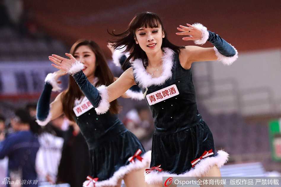 一曲终了，女孩们向观众席挥手致意，脸上带着酣畅淋漓后的绯红，自信与美丽在她们身上展现得淋漓尽致，赢得全场雷鸣般的掌声。