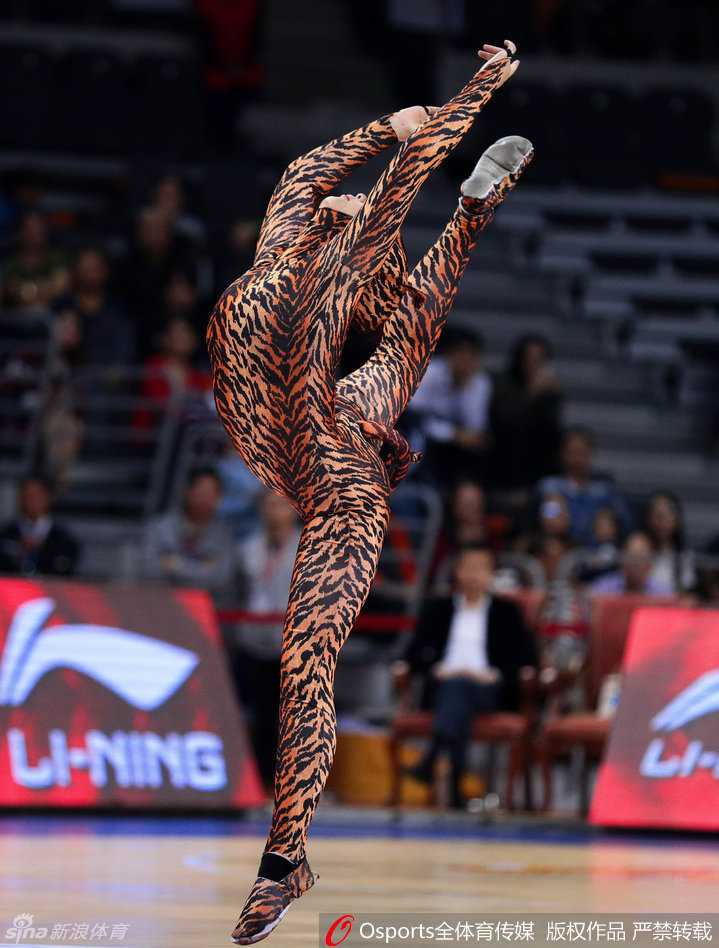 伴随着动感的鼓点，几位啦啦队员同时做出了干净利落的踢腿动作，展现出训练有素的扎实功底和满满的青春朝气。