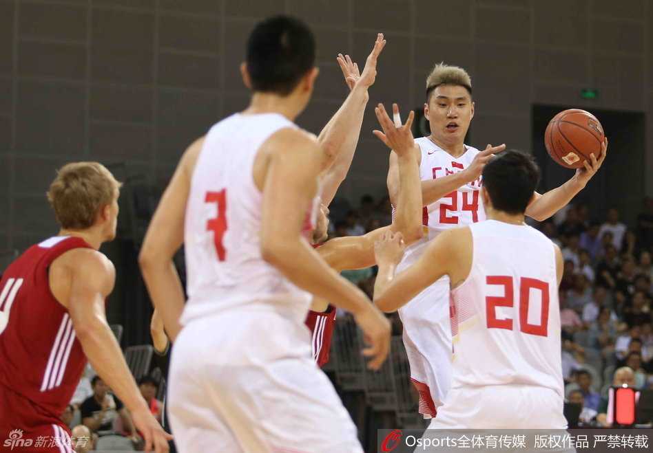 青春风暴与老将传承:记中国男篮国奥队与CBA赛场上的热血瞬间 常林在篮下凭借强壮的身体卡住位置,高高跃起准备摘下关键的防守篮板。