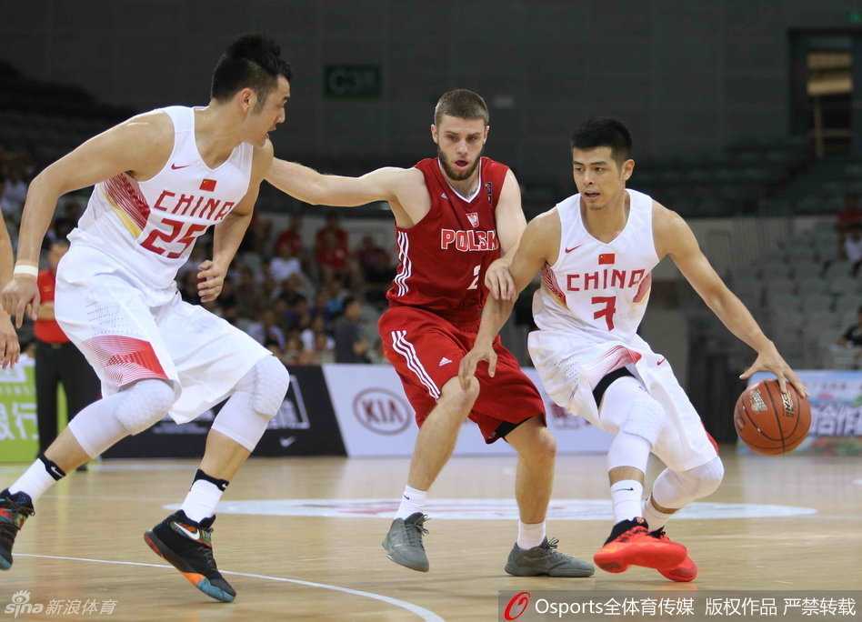 青春风暴与老将传承:记中国男篮国奥队与CBA赛场上的热血瞬间 方硕眼神坚定,运球如风,在对手的严密防守下寻找那一线突破的曙光。