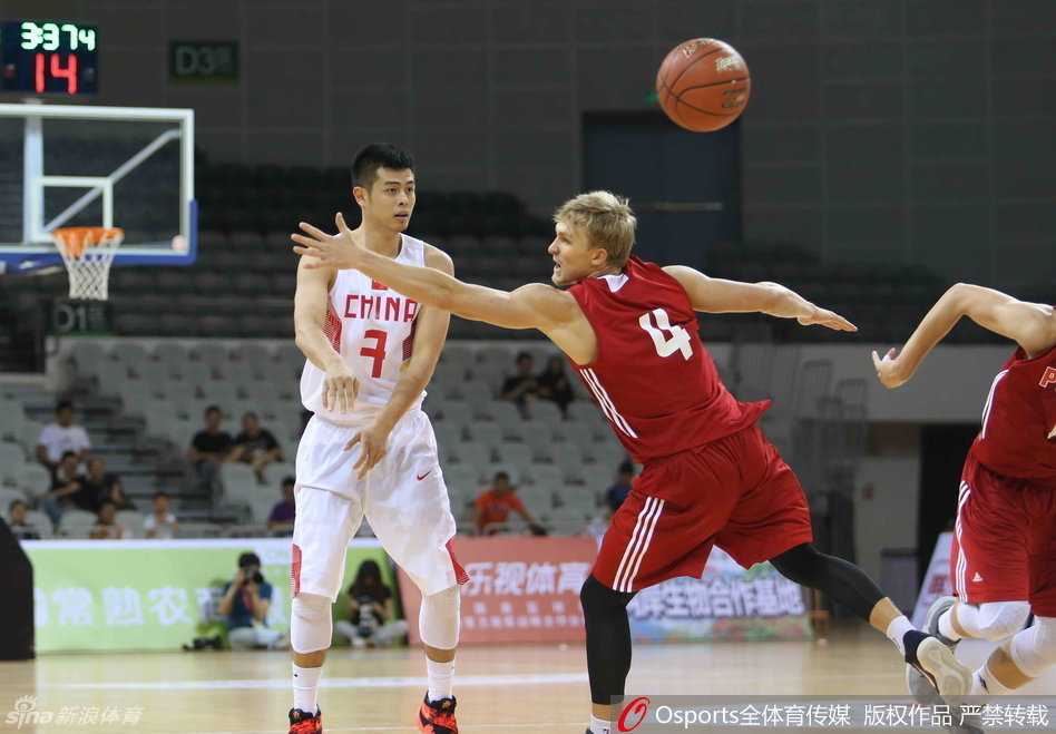 青春风暴与老将传承:记中国男篮国奥队与CBA赛场上的热血瞬间 李京龙在三分线外接球就投,出手瞬间手腕柔和,篮球带着全队的期望飞向篮筐。