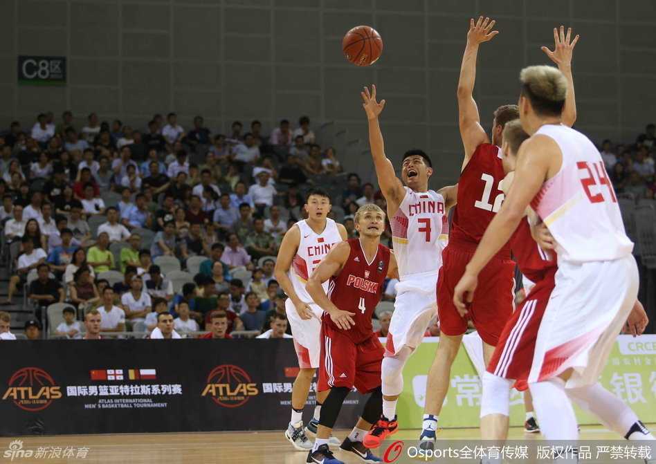 青春风暴与老将传承:记中国男篮国奥队与CBA赛场上的热血瞬间 吴庆龙指导在场边大声呼喊,用手势比划着战术,焦急地指挥着场上的每一次攻防。