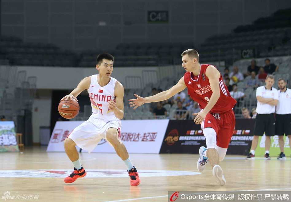 青春风暴与老将传承:记中国男篮国奥队与CBA赛场上的热血瞬间 崔晋铭重心压得极低,稳健地运球穿越中场,双眼始终观察着前场队友的跑位。