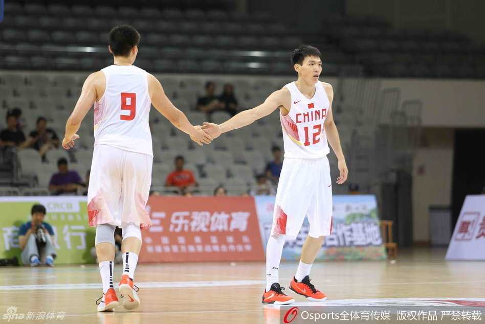 青春风暴与老将传承:记中国男篮国奥队与CBA赛场上的热血瞬间 吴前张开双臂,如同猎豹一般压低重心,眼神死死盯住眼前的持球人,随时准备出击。