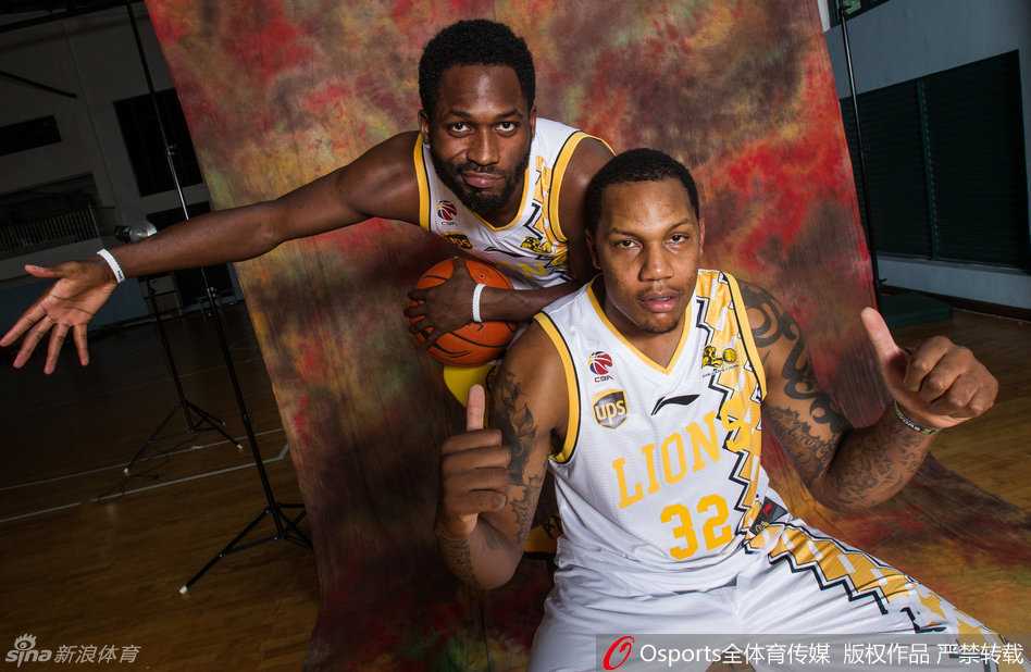 年轻的胡金秋在长人如林的内线拼抢篮板，他奋力跃起，用修长的手臂将球揽入怀中，稚嫩的面庞上写满了与年龄不符的坚毅和顽强，未来巨星的潜质已然显露。