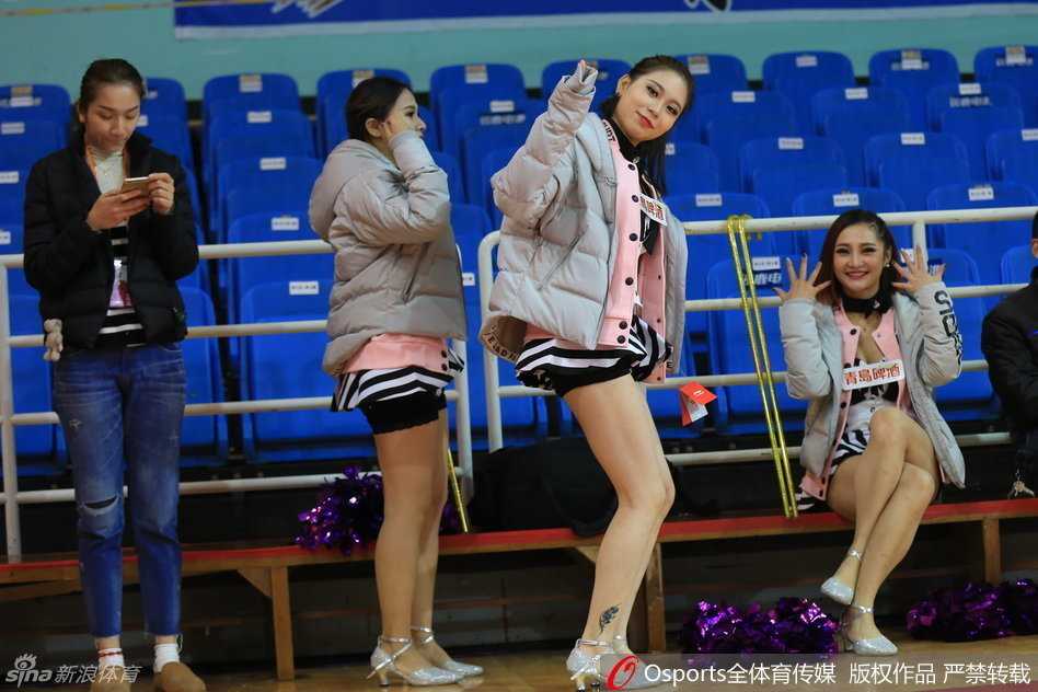青春风暴席卷篮下:CBA篮球宝贝的力与美 随着音乐律动,篮球宝贝整齐划一地舞动,修长身姿成为场边最亮眼的风景