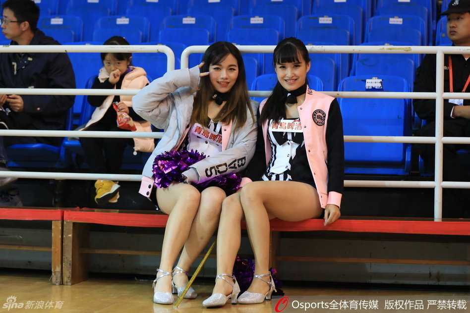 青春风暴席卷篮下:CBA篮球宝贝的力与美 舞动间裙摆轻扬,篮球宝贝回眸一笑,灵动气质与赛场激情完美融合