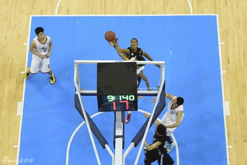 安静的宿舍里，丘天坐在书桌前，认真地在本子上记录着比赛心得，桌角摆放着水杯，画面静谧而专注。