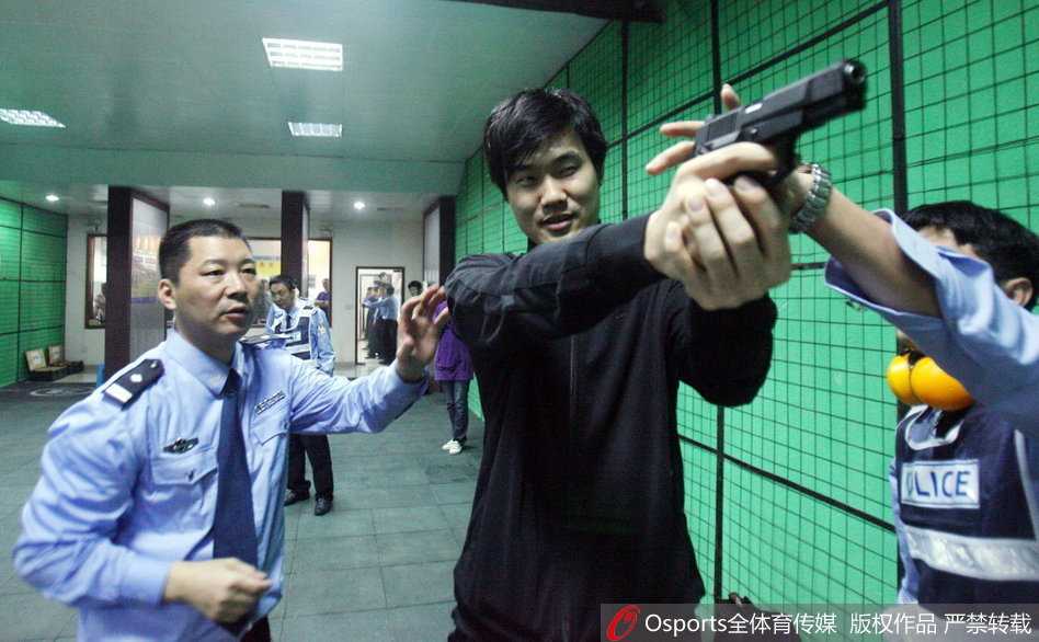 年轻时的周鹏面带青涩，专注地体验瞄准，眼神中透露出不服输的拼劲，展现了宏远新生代的朝气