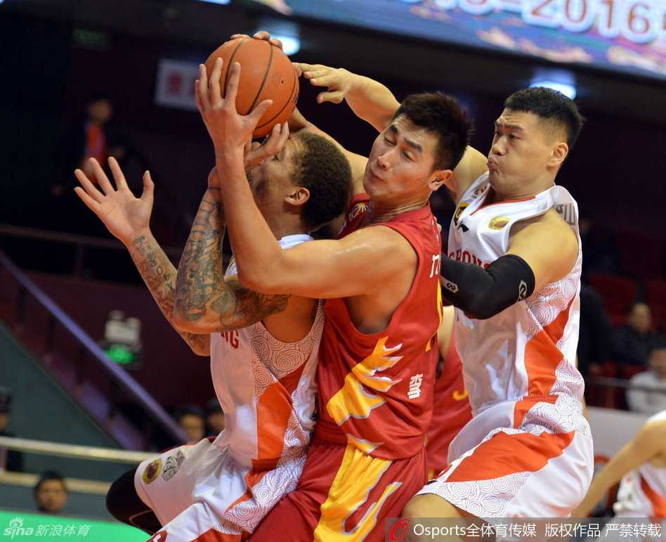 陶汉林在郑准头上完成双手暴扣，用山东大汉的绝对力量碾压佛山内线防线