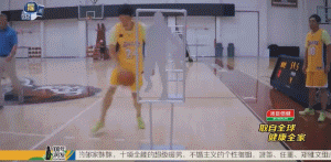 刘翔在场上轻松运球推进，虽然跨界篮球，但他举手投足间依然保持着世界级运动员的自信与从容，画面充满动感。