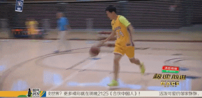 完成投篮后的刘翔，脸上洋溢着孩子般的笑容，他兴奋地与身边的搭档击掌庆祝，这一刻他尽情享受着篮球带来的跨界快乐。