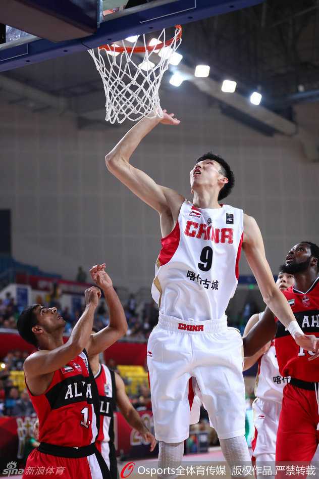 亚当斯戏耍般的背后运球让防守者失去重心，那灵动的身姿成为赛场上最锐利的尖刀。