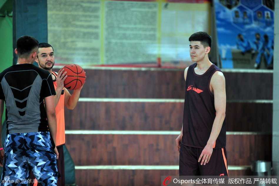 西热力江眼神如炬，正在底角跑位。他那永不枯竭的体能和像牛皮糖一样的防守，让每一个对位的球员都感到窒息，他是新疆篮球血性的最佳代言人。