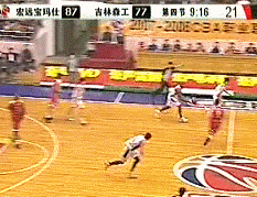 年轻时的王仕鹏在快攻中接球，犹如一把出鞘的尖刀，腾空而起单手劈扣，动作刚劲有力，颠覆了人们对他仅是一位三分神射手的认知。