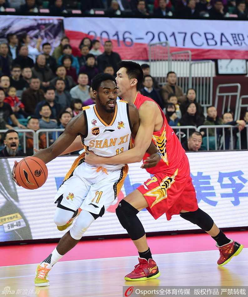 飞身扣篮·封盖阿巴斯·篮球场上经典瞬间 胡雪峰指挥若定,老辣组织撕破防线,眼神犀利,双手稳稳将球传给空切队友