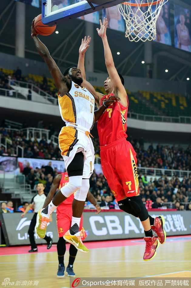 飞身扣篮·封盖阿巴斯·篮球场上经典瞬间 福神飞身暴扣,力劈华山,双手挂框,展现惊人弹跳与核心力量