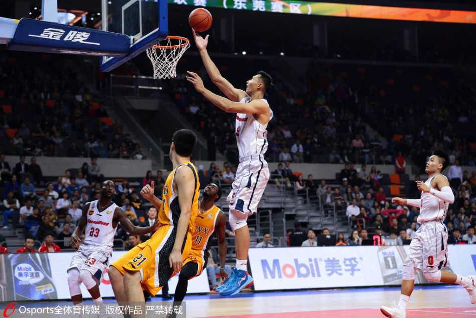 完成惊天暴扣后的易建联怒吼庆祝，身后的巨大海报与他的身影交相辉映，气氛燃到极点。