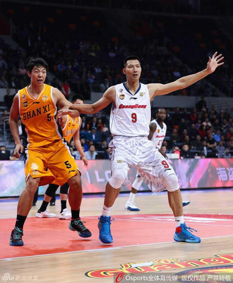 比赛关键时刻，周鹏在外线果断出手三分，篮球在空中划出完美弧线，全场目光聚焦于此。