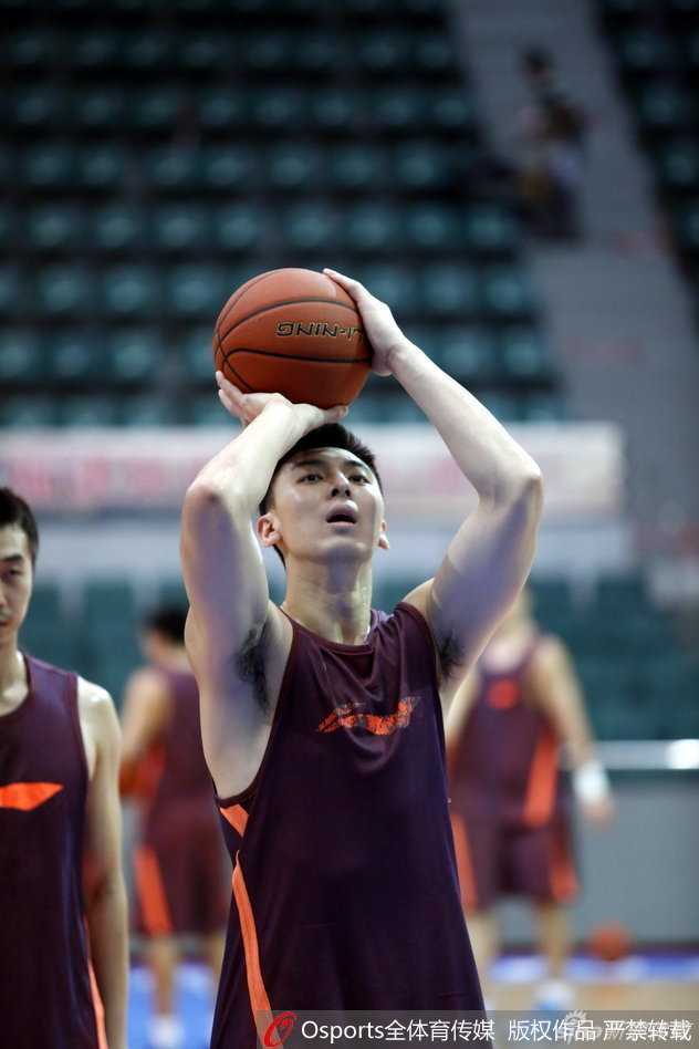首钢将帅挥汗备战,新赛季从刻苦训练开始 马布里在罚球线前独自加练,篮球空心入网,他神情肃穆,仿佛在实战中寻找着最稳定的出手节奏。