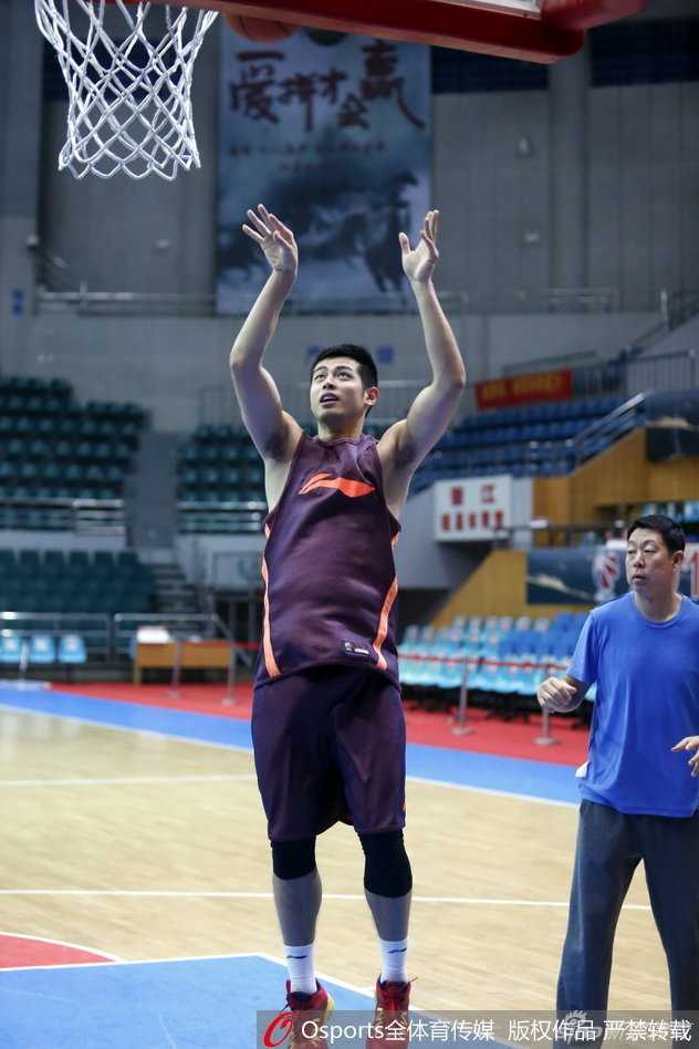 首钢将帅挥汗备战,新赛季从刻苦训练开始 方硕目光如炬,全神贯注地完成赛前热身运球,每一个动作都力求标准,汗水已浸湿额前碎发。