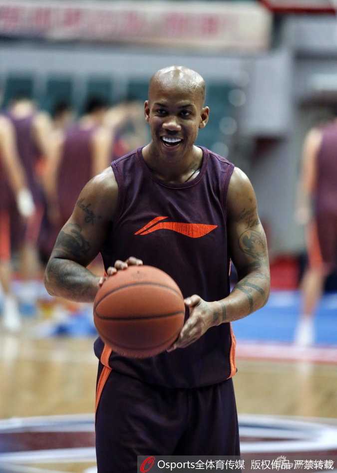 首钢将帅挥汗备战,新赛季从刻苦训练开始 孙悦在罚球线上轻松出手,嘴角带着一丝笑意,心情大好。身后的队友们也沉浸在轻松愉快的训练氛围中。