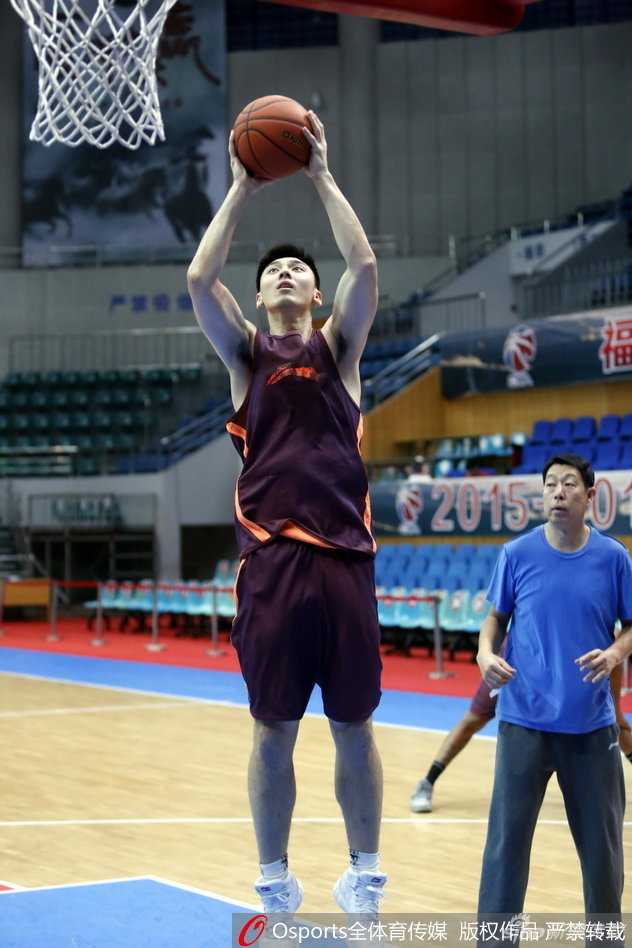 首钢将帅挥汗备战,新赛季从刻苦训练开始 主教练闵鹿蕾双手抱胸,在场边目不转睛地观察着队员们的跑位,时而高声指点,神情严肃而专注。