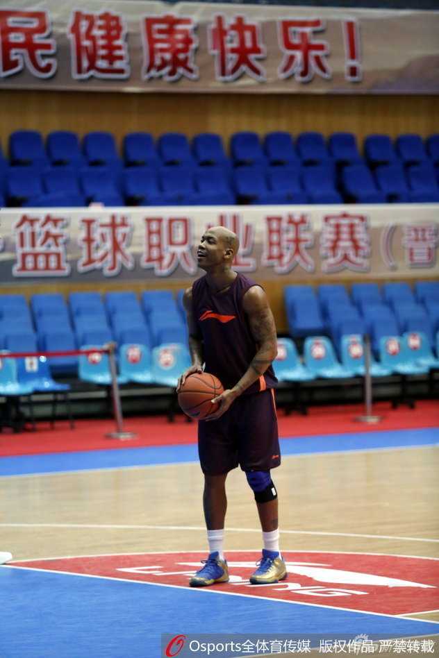 首钢将帅挥汗备战,新赛季从刻苦训练开始 大外援莫里斯在低位要球,面对防守他神情专注,连续做出转身试探步,准备用标志性的中投终结进攻。