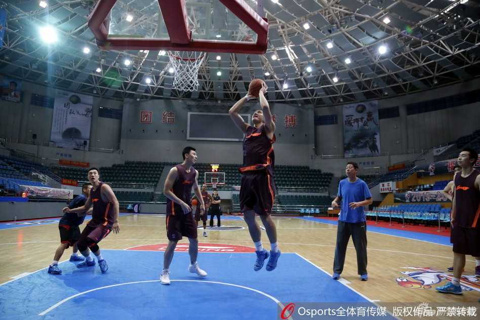首钢将帅挥汗备战,新赛季从刻苦训练开始 分组对抗瞬间,吉喆在内线卡位后高高跃起,双手稳稳摘下篮板,眼神中透露出防守悍将的坚定。