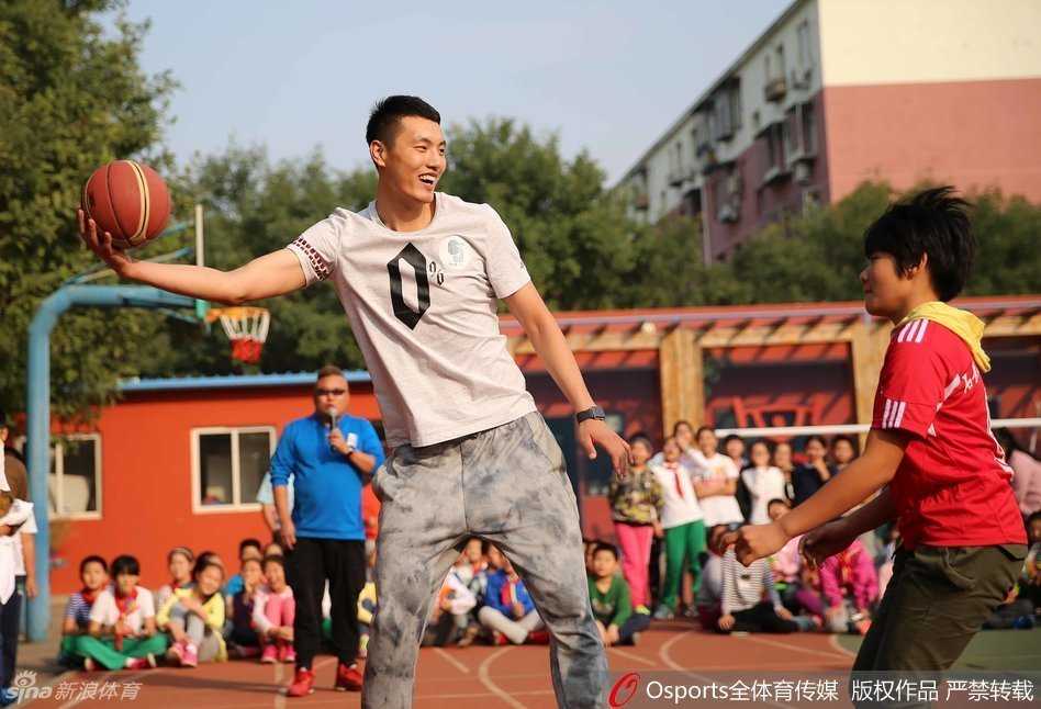 首钢男篮校园行:当篮球梦想照进现实,翟晓川与孩子们的温暖邂逅 翟晓川被热情的孩子们团团围住,他弯腰俯身为小朋友签名,脸上带着亲切的笑容,孩子们踮起脚尖眼神充满崇拜