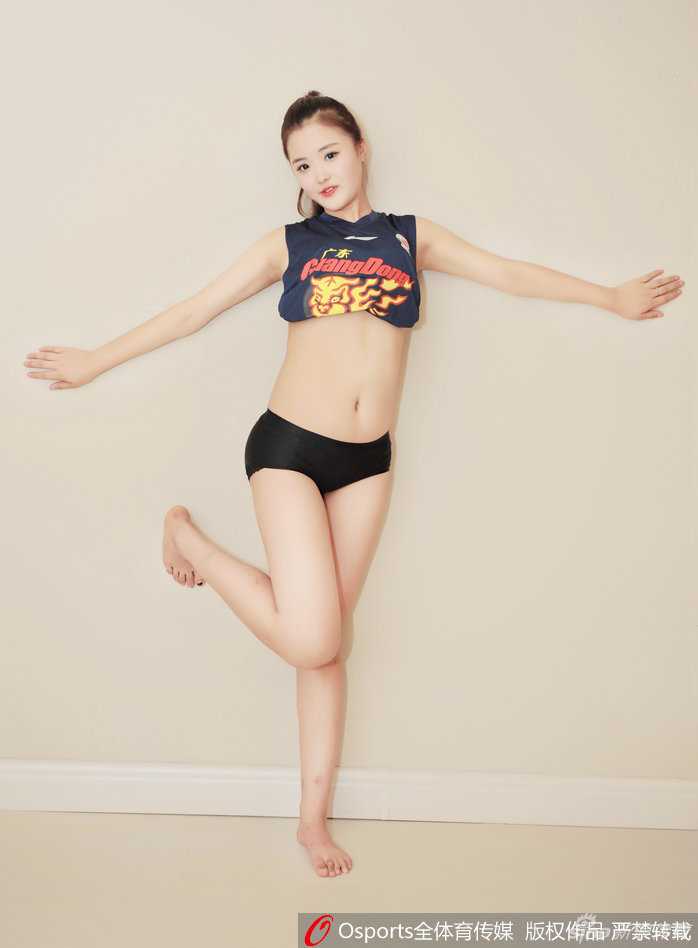 宝贝们戴上拳击手套，将俏皮与帅气结合，创意道具让中场表演充满新意