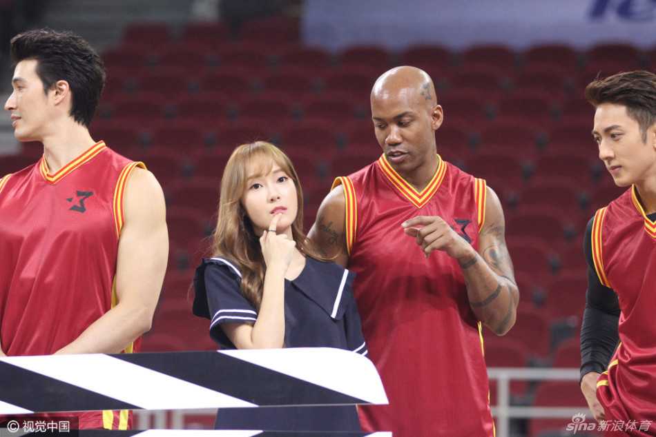 拜伦·戴维斯在一旁看着马布里耍宝，脸上露出忍俊不禁又意味深长的表情