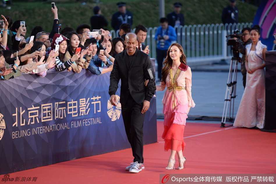 马布里携郑秀妍惊艳北影节红毯 从纽约独狼到北京骄傲的传奇跨界 红毯边的北京球迷热情地伸出手,期待与心目中的英雄马布里击掌互动,老马也俯身伸手回应,这一刻体育馆外的铜像仿佛有了生命。