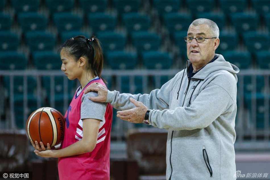 在山西女篮的训练课上，名帅马赫亲自俯身下蹲，用结实的双手为受伤外援洛莱德仔细地拉伸腿部肌肉，神情专注得像一位队医。