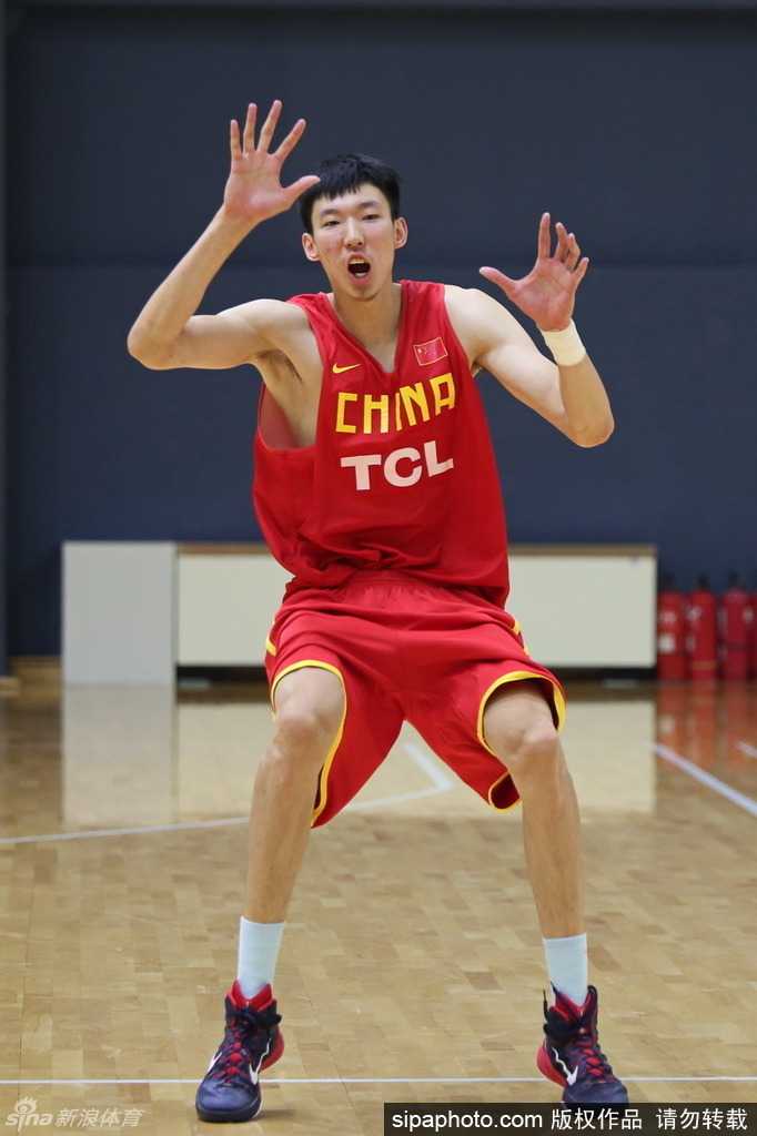 周琦脸上洋溢着轻松的笑容，似乎对即将到来的挑战充满信心，高原的阳光也为之灿烂