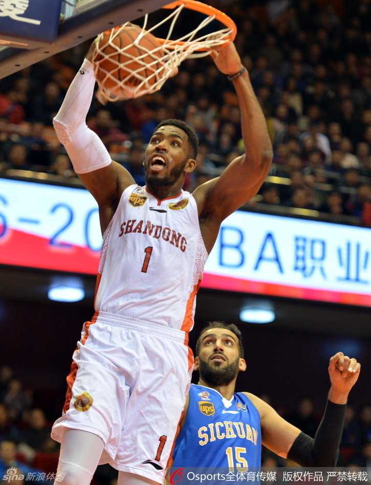 鲁川对决惊魂一刻,约什绝命封盖送山东惜败 丁彦雨航如同出膛炮弹,持球加速强行突破四川防线,面对补防球员高高跃起,试图将球狠狠砸进篮筐,这记势在必得的扣篮彰显了他的斗志!