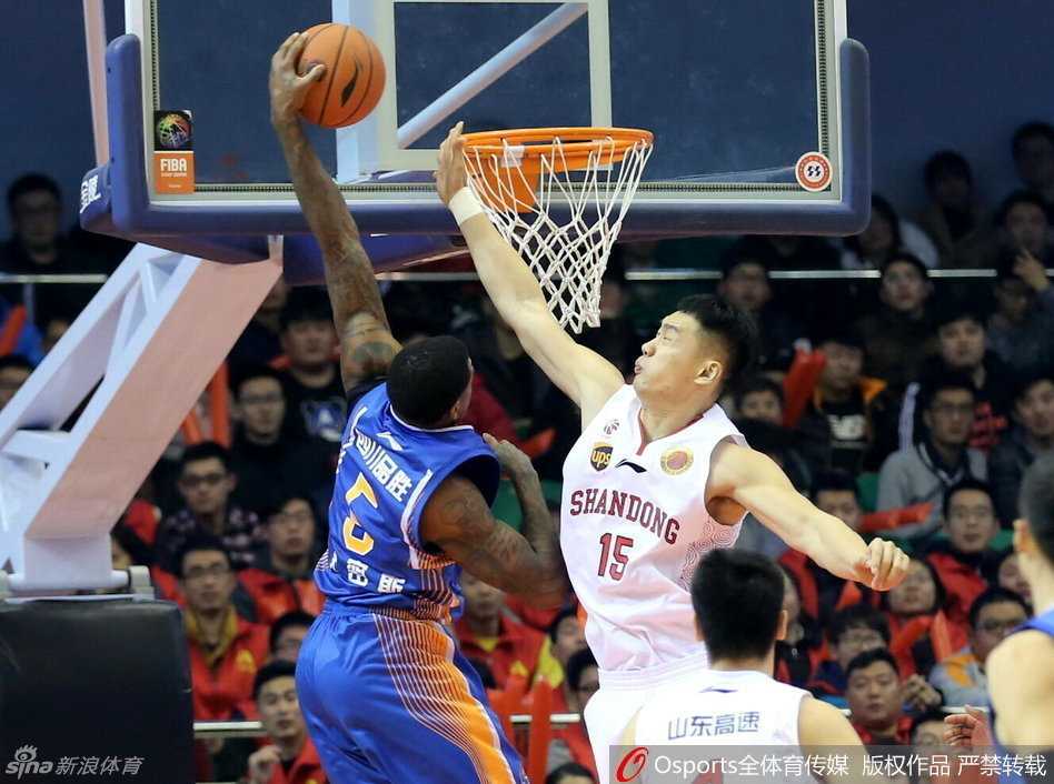 鲁川对决惊魂一刻,约什绝命封盖送山东惜败 约什·史密斯犹如神兵天降,在对手完成致命封盖后激动地与队友撞胸庆祝,这一刻他诠释了何为防守端的统治力!