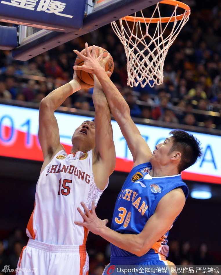 鲁川对决惊魂一刻,约什绝命封盖送山东惜败 四川队外援汤普森在哈达迪头顶上演血腥大帽,他用一记遮天蔽日的篮下封盖,捍卫了球队的禁区尊严,也扇飞了对手的进攻气焰。