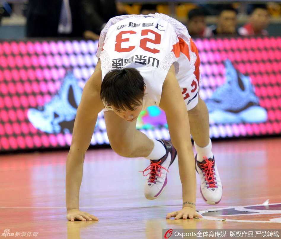 陶汉林在禁区如火山喷发，腾空而起双手重扣，整个篮架都在他的暴力美学下颤抖，现场气氛被彻底点燃。